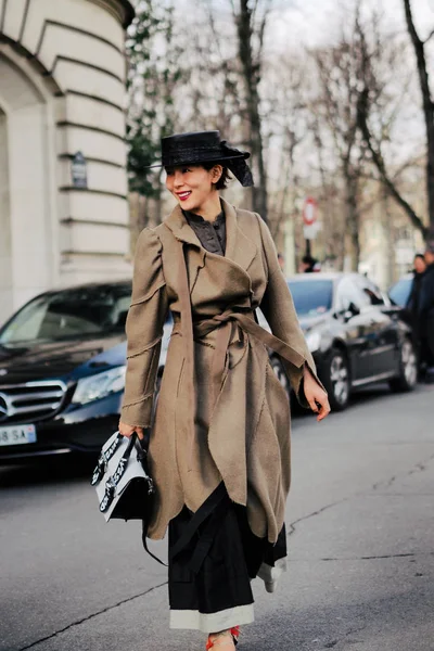 Trendy Pedestrian Walks Street Paris Fashion Week Fall Winter 2018 — стоковое фото