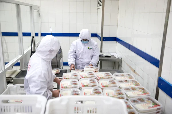 Lavoratori Cinesi Confezionano Scatole Pranzo Piene Cibo Sulla Linea Produzione — Foto Stock