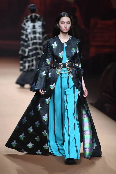 モデルは 中国ファッション週秋 2018 年北京 2018 日の間に謝奇によって Queen のファッションショーで新しい創造を表示します — ストック写真