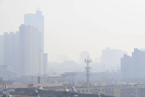 Edifícios Residenciais Arranha Céus São Vistos Vagamente Neblina Pesada Neblina — Fotografia de Stock