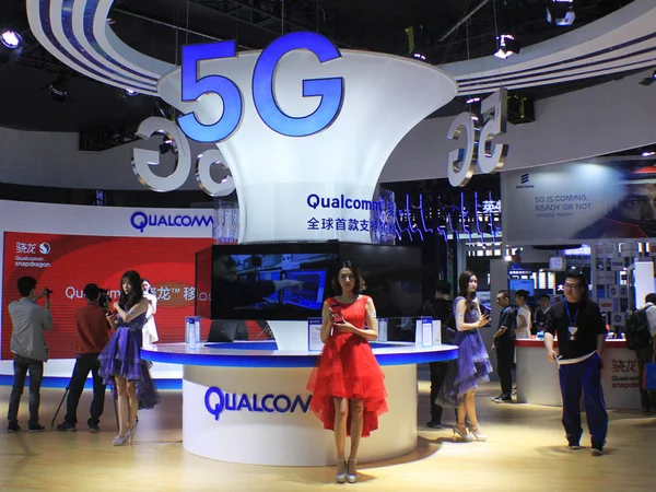 Representa Logotipo Stand Qualcomm Durante Una Exposición Ciudad Guangzhou Provincia — Foto de Stock