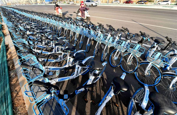 Fahrräder Von Hellobike Und Anderen Chinesischen Fahrradverleihdiensten Stehen Auf Einem — Stockfoto