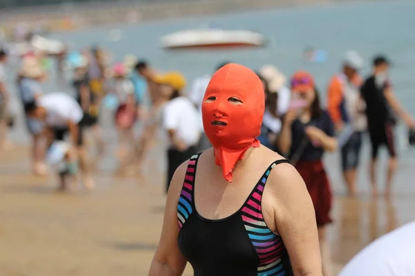 Beachgoer Chinês Vestindo Facekini Retratado Resort Praia Cidade Qingdao Província — Fotografia de Stock