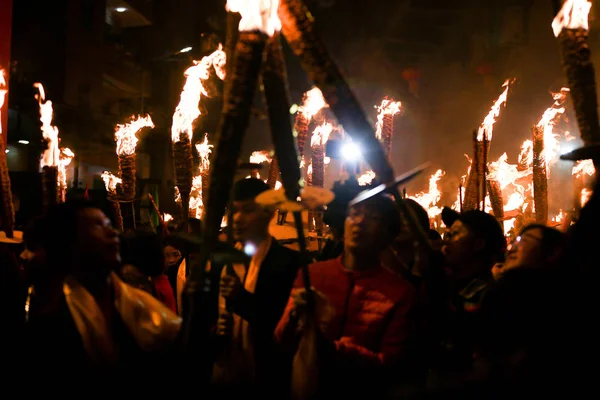 Miejscowi Mieszkańcy Biorą Udział Paradzie Festiwalu Torch Lub Fire Festival — Zdjęcie stockowe