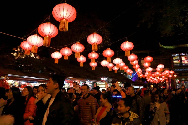 2018년 21일 쓰촨성 남서부 청두시에서 축제라고도 불리는 관광객들이 장소를 방문합니다 — 스톡 사진