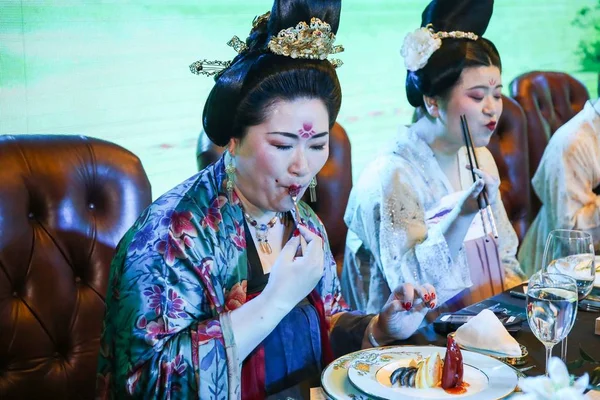 Китайские Женщины Одетые Китайскую Одежду Хань Которая Имитирует Стиль Одежды — стоковое фото