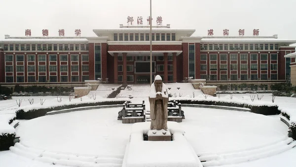 Vista Una Estatua Confucio Cubierta Nieve Cabeza Los Hombros Langxi —  Fotos de Stock