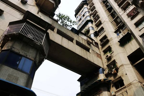 Een Worm Eye View Van Een Verdiepingen Hoge Corridor Tussen — Stockfoto