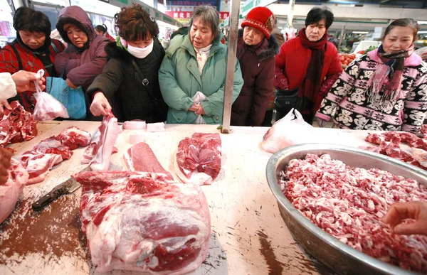 Clienti Cinesi Acquistano Carne Maiale Mercato Libero Nella Città Huaibei — Foto Stock