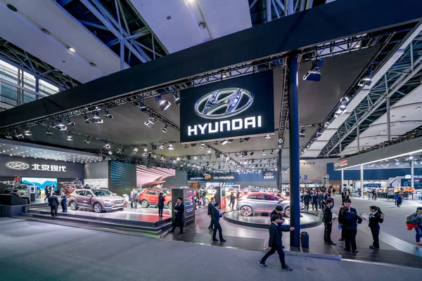 Les Gens Visitent Stand Hyundai Motor Lors 15E Salon International — Photo