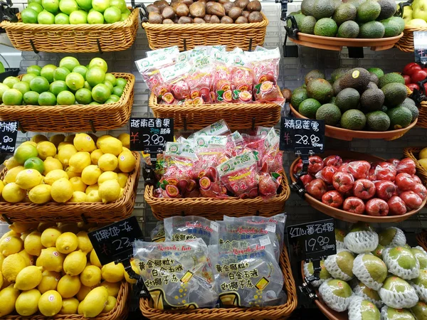 Lemon Alpukat Dan Buah Buahan Lainnya Dijual Sebuah Supermarket Kota — Stok Foto