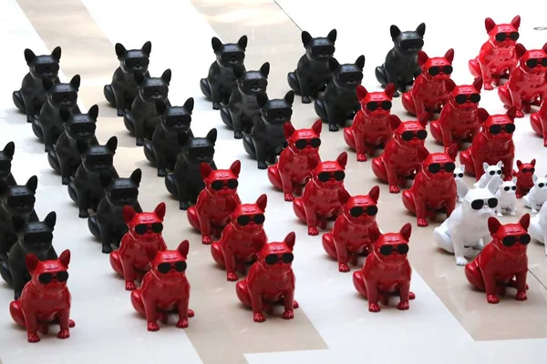 2018年6月23日 中国东北辽宁省沈阳市的一家购物中心展出斗牛犬雕塑 — 图库照片