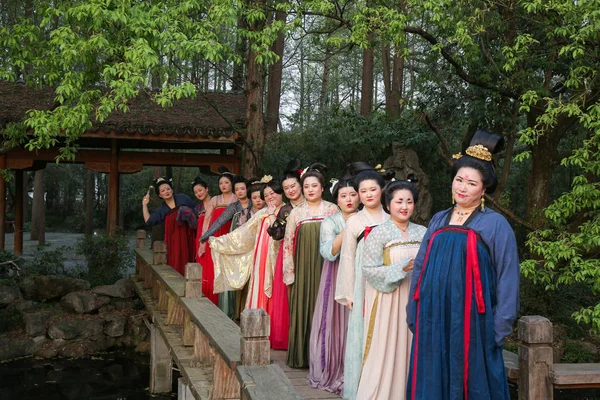 唐時代 618 907 の間に女性が着る服のスタイルを模倣した漢中の服を着た中国人女性が 中国東部の浙江省杭州市の西湖で写真を撮るポーズをとる 2018年3月31日 — ストック写真