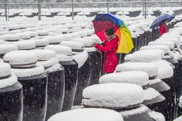Китайские Рабочие Проверяют Заснеженные Банки Уксусом Время Снегопада Уксусной Фабрике — стоковое фото
