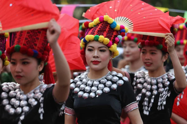 伝統的な衣装とヘッドウェアを身に着けた神浦民族グループの中国人が 中国南西部の雲南省昆明市の雲南民族村テーマパークで行われるムナオゾンゲ祭りに参加する 2018年3月17日 — ストック写真