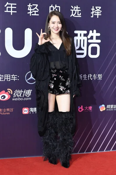 中国の女優 歌手斉魏赤いカーペットの上のポーズ 2018 Youku 賞北京 2018 — ストック写真
