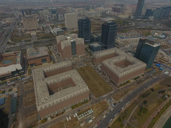 2018 日中国中部の河南省鄭州市のアラビア数字 の形状を備えた つの対称的な建物の空中写真 — ストック写真