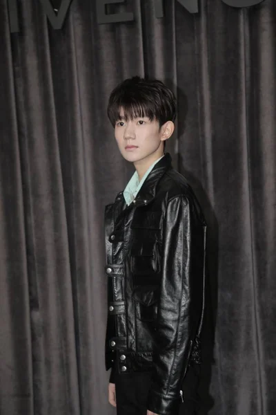 Roy Wang Wang Yuan Del Grupo Chino Tfboys Llegan Para —  Fotos de Stock