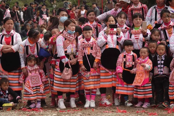 Kinesiska Kvinnor Och Flickor Miao Etnisk Grupp Klädd Traditionella Kostymer — Stockfoto