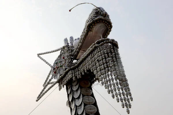 这条由3万多个瓷器组成的中国龙在中国中部湖南省常德市汉寿县展出 — 图库照片