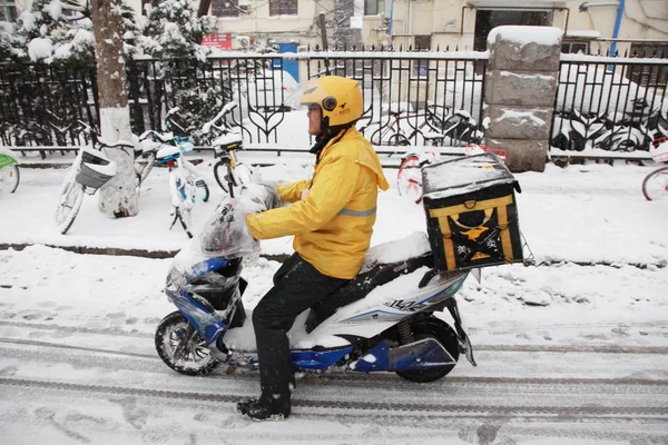 Coursier Société Chinoise Livraison Nourriture Ligne Meituan Fait Vélo Électrique — Photo