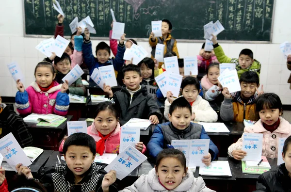 Öğrenciler Ödevlerini Çin Güneybatısındaki Sichuan Eyaletinin Huaying Şehrindeki Bir Ilkokulda — Stok fotoğraf