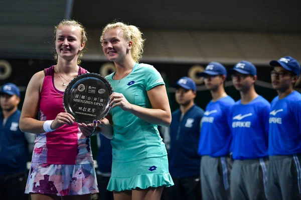 Шип Krejcikova Ліворуч Катерина Siniakova Чеської Республіки Поза Трофей Після — стокове фото