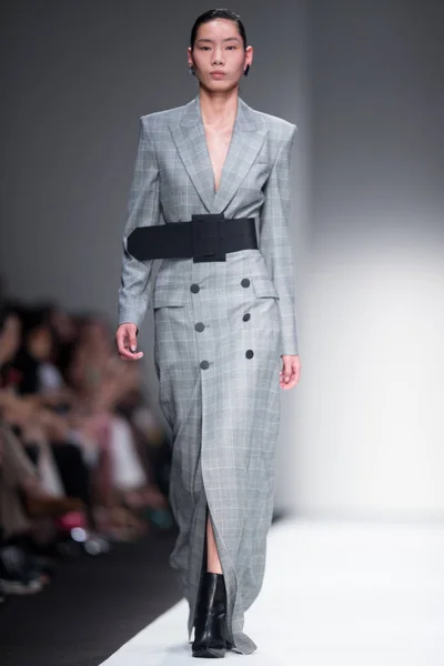Model Wyświetla Nowe Stworzenie Pokaz Mody Anirac Podczas Shanghai Moda — Zdjęcie stockowe