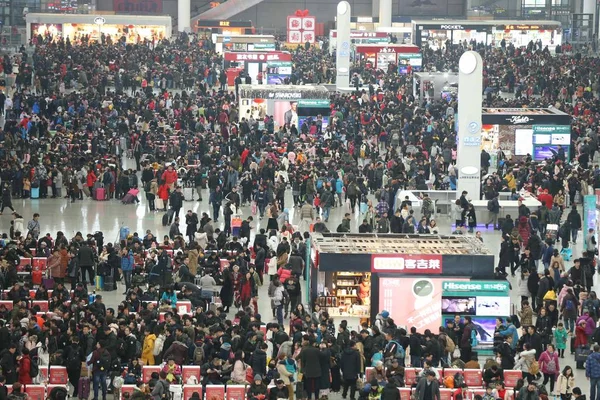 Passeggeri Che Ritornano Dalla Loro Città Natale Aspettano Loro Treni — Foto Stock