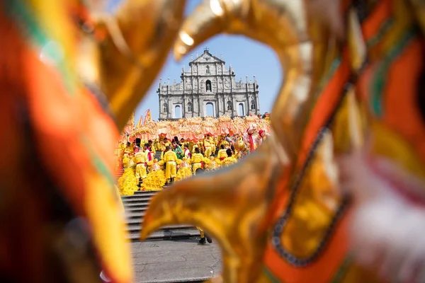 Animadores Realizan Danza Dragón León Para Celebrar Año Nuevo Lunar — Foto de Stock