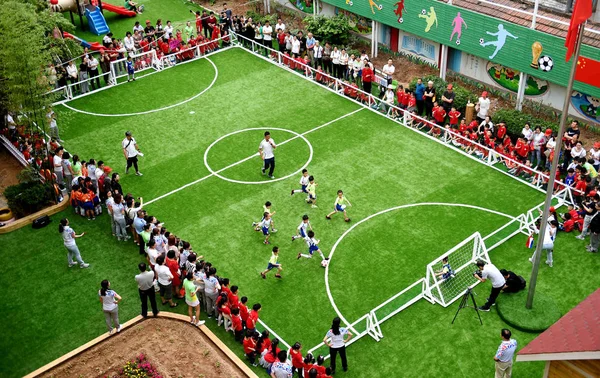 Chińskie Dzieci Wziąć Udział Konkursie Piłki Nożnej Przedszkolu Luoyang City — Zdjęcie stockowe