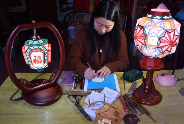 中国職人陳年金は今後のランタン フェスティバルや仙居郡 泰州市 中国東部の浙江省 2018 日彼女のワーク ショップで春祭りの提灯を作る — ストック写真