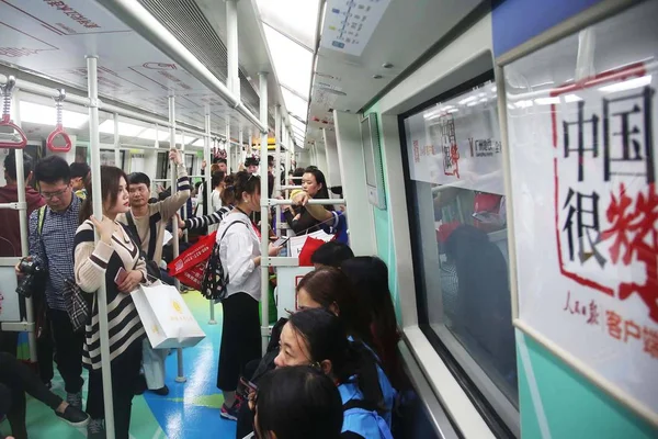 Los Pasajeros Toman Primer Tren Metro Con Temática China Línea —  Fotos de Stock