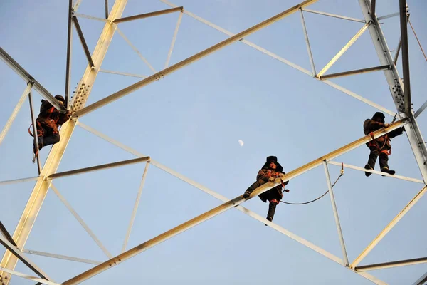 Čínští Dělníci Instalují Elektroenergetický Pylonu Mrazicí Teploty Pod Mínus Stupňů — Stock fotografie