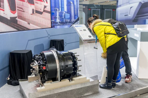 Посетитель Смотрит Двигатель Стенде Bombardier Время Выставки Rail Metro China — стоковое фото