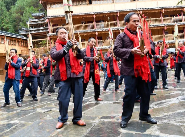 Chińskich Mężczyzn Dong Grupy Etnicznej Grać Traditonal Instrument Wiatr Nazwie — Zdjęcie stockowe