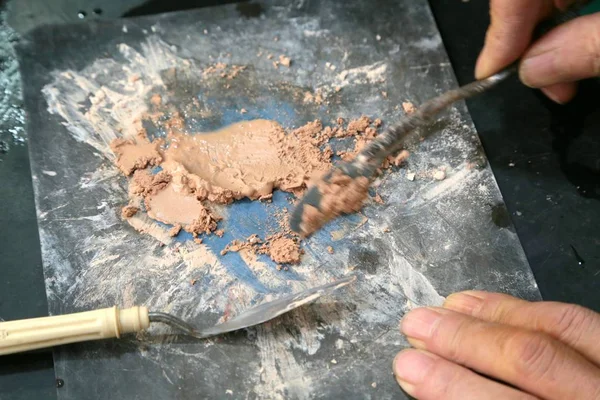 Летний Китайский Ремесленник Вэньхуа Смешивает Цемент Изготовления Фарфора Бонсай Городе — стоковое фото