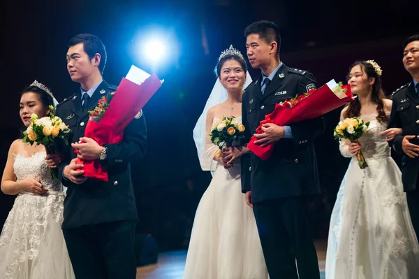 Casais Policiais Participam Uma Cerimônia Casamento Grupo Cidade Shenzhen Província — Fotografia de Stock