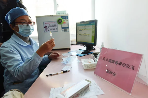 Nurse Shows Quadrivalent Hpv Vaccination Hospital Hangzhou City East China — Stock Photo, Image