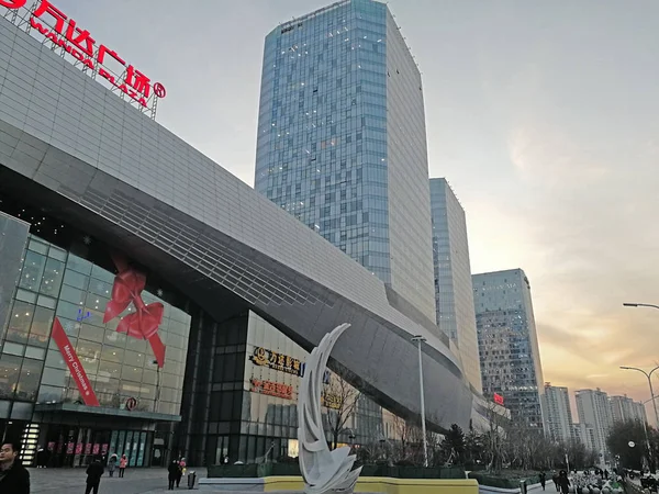 2017年12月13日在中国北京的大连万达集团万达广场景观 — 图库照片