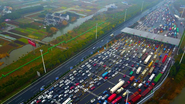 この航空写真ビューで大衆車の並んでいる 2017 日中国東部の江蘇省常熟市に新年の休暇中に高速道路の料金所を通過するには — ストック写真