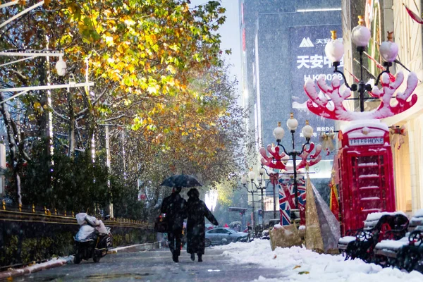 Anwohner Trotzen Dem Schweren Schneesturm Der Stadt Nanjing Der Ostchinesischen — Stockfoto