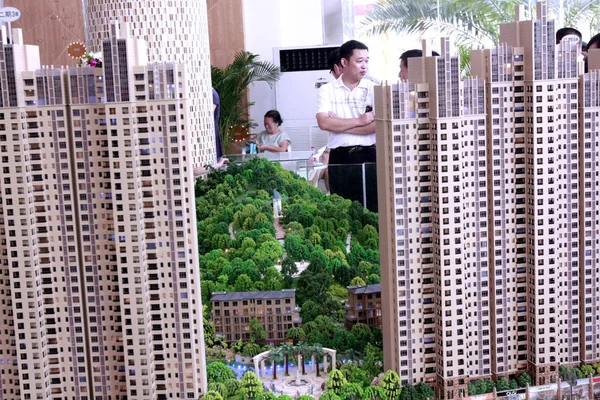 2017年8月16日 中国购房者在中国中部湖北省宜昌市的一个房地产上查看住宅物业项目的住房模型 — 图库照片