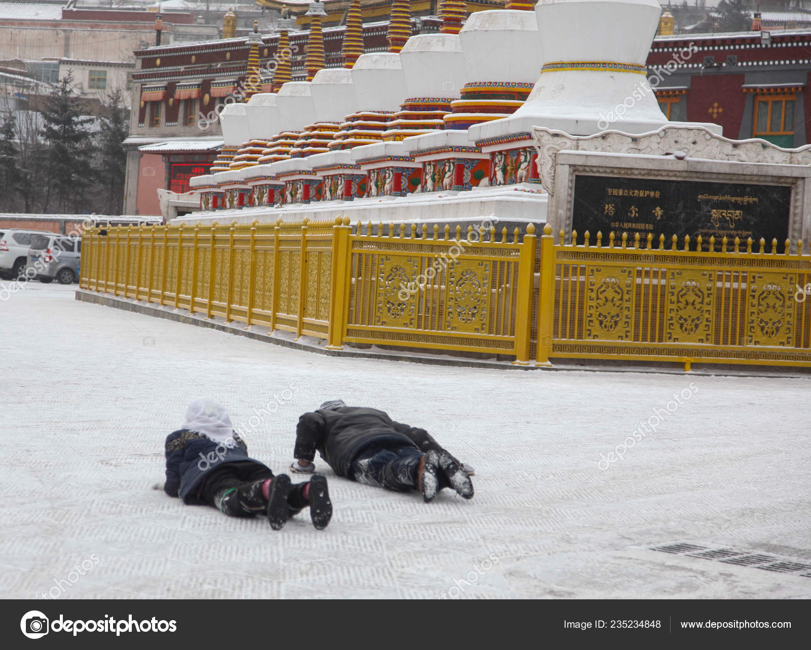 Pilgrims Walk Knees Pilgrimage Snow Covered Taer Temple Xining City