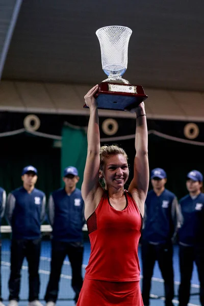 Симона Halep Румунії Позує Трофей Після Перемоги Над Siniakova Катерина — стокове фото