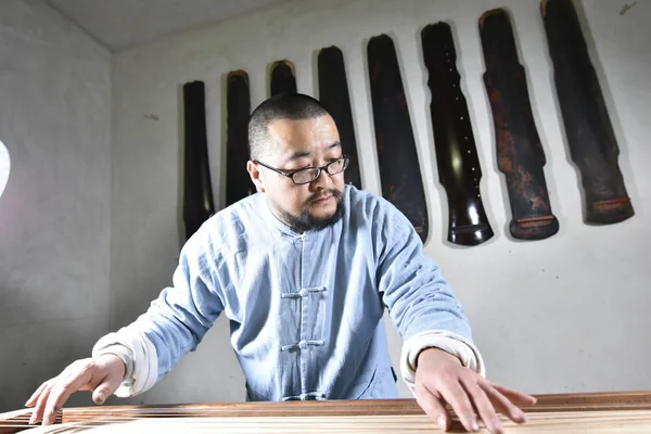 Artesano Chino Años Wang Bing Prueba Tonos Una Guqin China —  Fotos de Stock