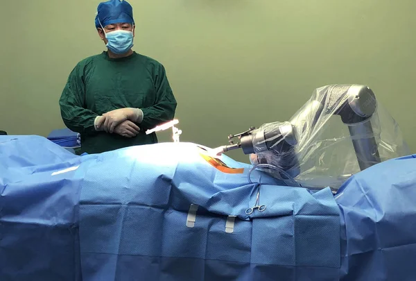 Хирургический Робот Тинави Тяньцзи Китайском Языке Выполняет Ортопедическую Операцию Пациенте — стоковое фото