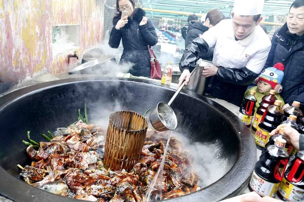 Chinese Citizens Watch Chef Cooking Fish Giant Pot Square Ninth — Stock Photo, Image