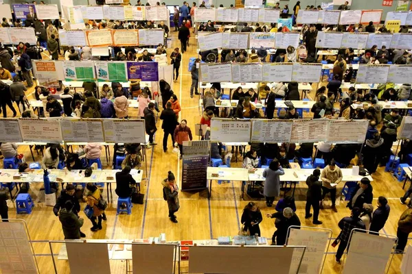 Graduados Solicitantes Empleo Buscan Empleo Una Feria Empleo Ciudad Huai — Foto de Stock