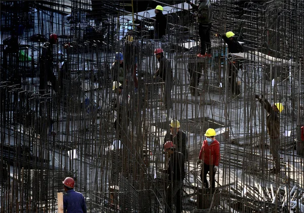 Lavoratori Migranti Cinesi Costruiscono Impalcature Nel Cantiere Progetto Proprietà Residenziale — Foto Stock